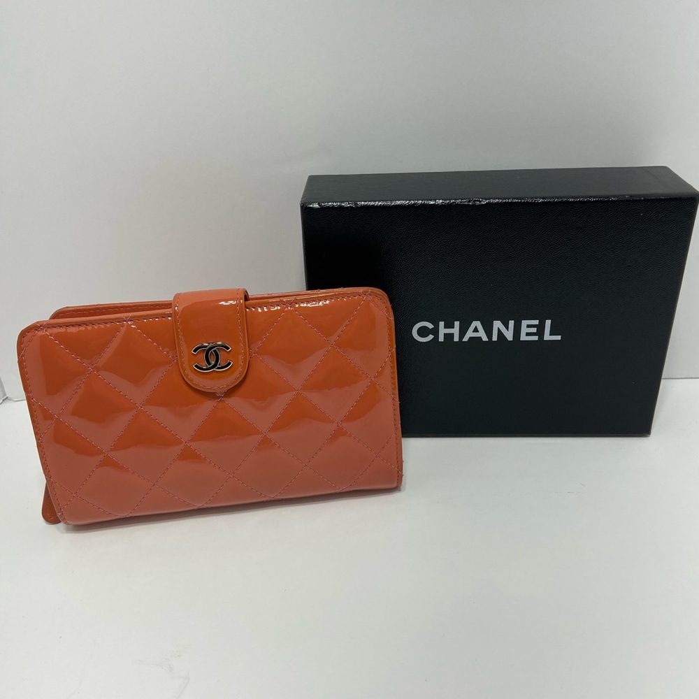 Chanel Patent Wallet pre loved in salmon color with silver cc logo, with box. - Picture 2 of 11